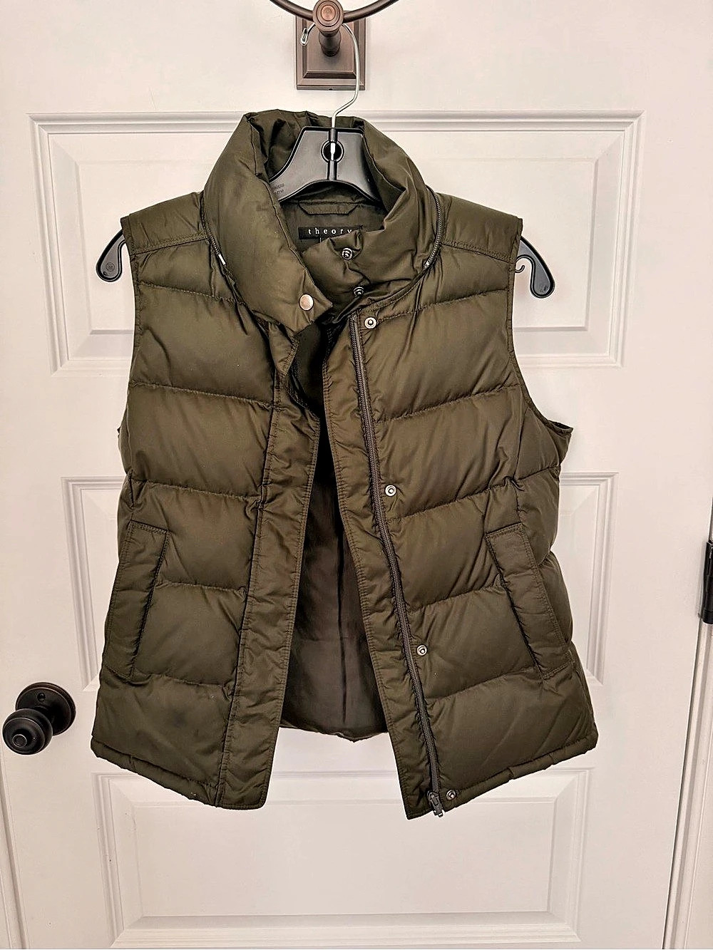 Theory Puffer Vest in Army Green